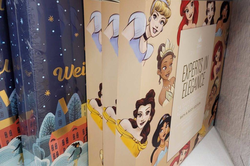 Mehrere getestete Adventskalender für Frauen befinden sich im Regal. 