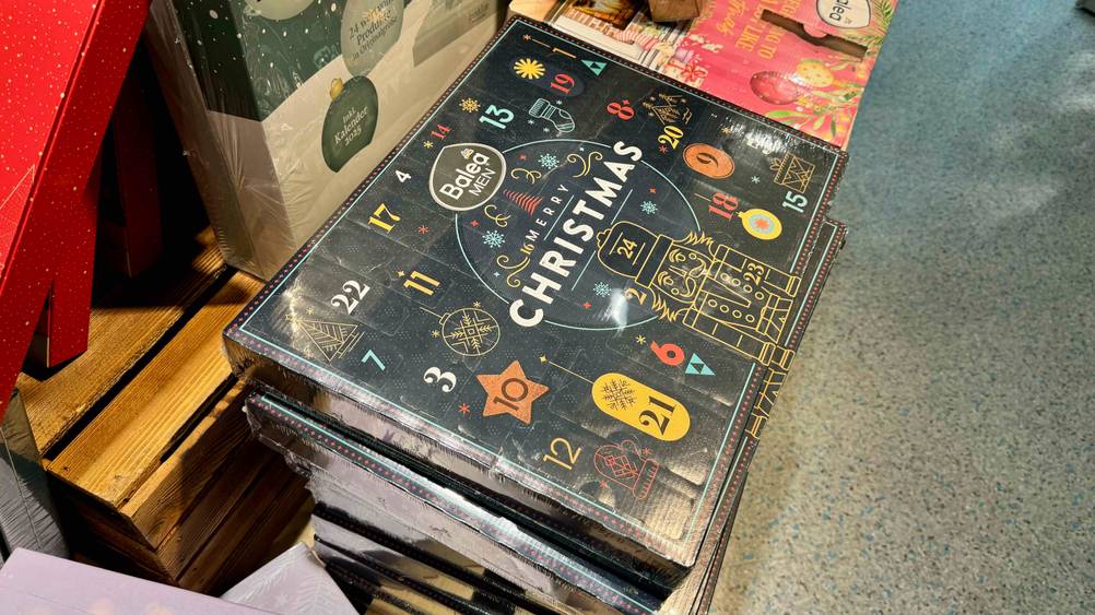 Getestet: Ein Adventskalender für Männer liegt auf einem Stapel vor anderen Produkten.