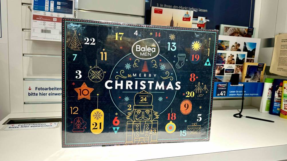 Adventskalender für Männer getestet: Ein Kallender steht in einem Regal.