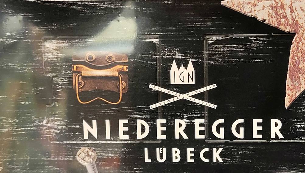 Adventskalender für Männer im Test: Nahaufnahme des Logos auf der Verpackung.