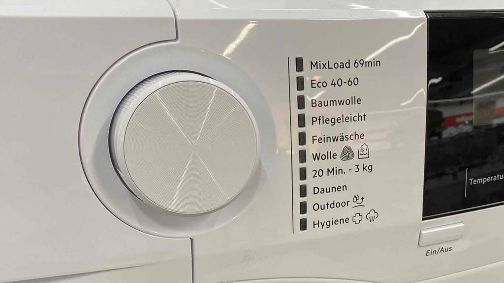 Viele Waschprogramme einer AEG-Waschmaschine, einstellbar über einen Drehknopf, zum testen.