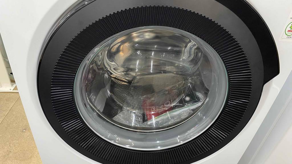 Die Waschtrommel mit geschlossener Tür einer getesteten AEG-Waschmaschine.