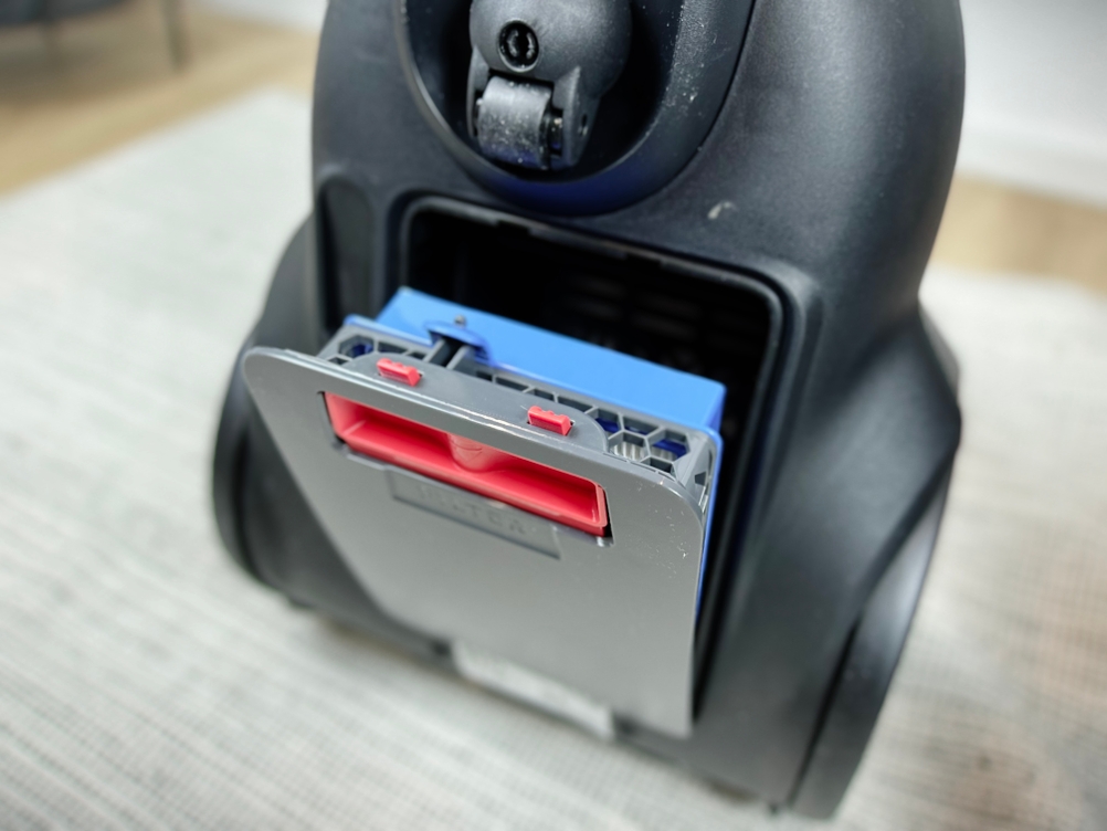 Rückseite des AEG mit geöffnetem Filterfach. Der eingesetzte HEPA-Filter ist sichtbar.