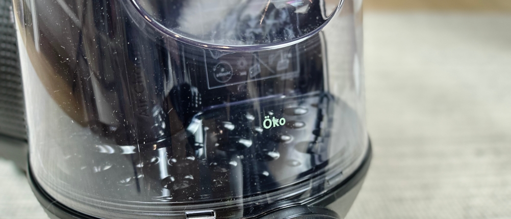 Detailansicht des Staubbehälters des AEG Clean 6000 ÖKO mit sichtbarem Öko-Schriftzug. Das transparente Gehäuse zeigt den Zyklonbereich.