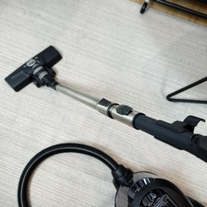 Nahaufnahme des Teleskoprohrs des AEG Clean 6000 ÖKO Staubsaugers. Der Griff ist ergonomisch geformt.