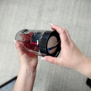 Der geöffnete Staubbehälter des AEG AP81AB25UG zeigt den eingesetzten Filtereinsatz mit Zyklon-Technologie.