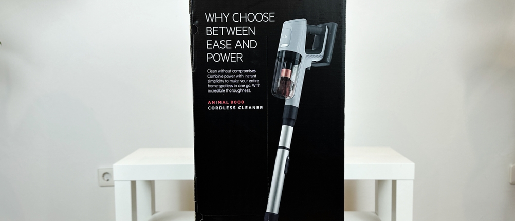 Die Vorderseite der Produktverpackung des AEG AP81AB25UG zeigt das Gerät mit dem Slogan „Why choose between ease and power“.