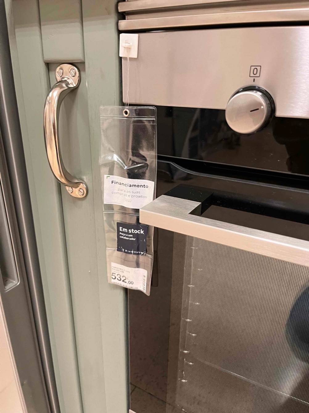 Nahaufnahme der linken Ecke von einem AEG-Backofen im Test, der eingebaut in eine Küchenzeile, mit einem Preisschild und Finanzierungsvorschlag ausgestattet ist.