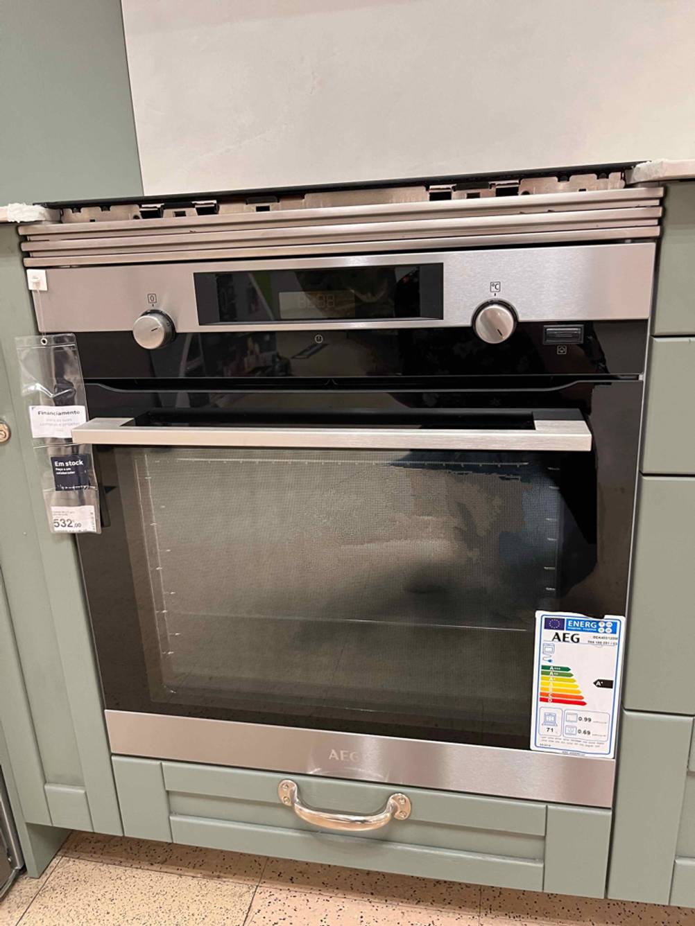 AEG-Backofen-Test: Vorderansicht eines in die Küchenzeile eingebauten Backofens.
