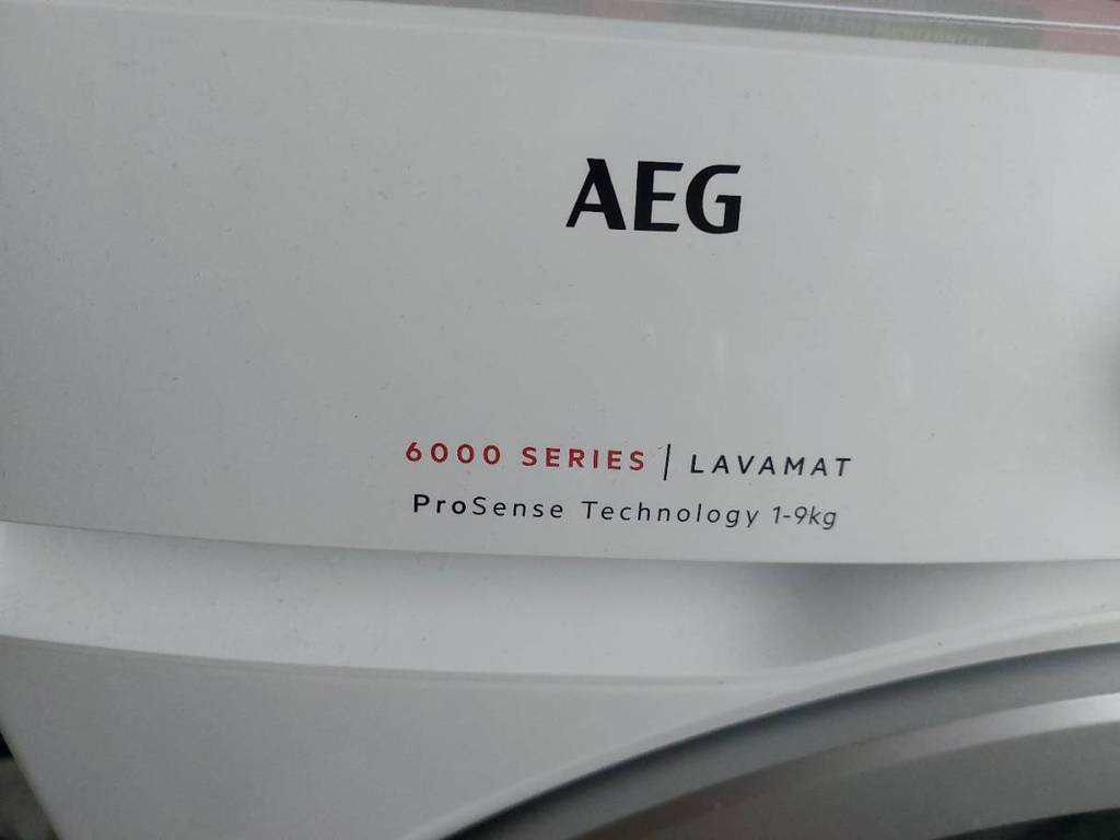 Waschmaschinen-Test: Nahaufnahme der Waschmittelschublade einer Waschmaschine von AEG 6000 Series für 1–9 kg Wäsche.