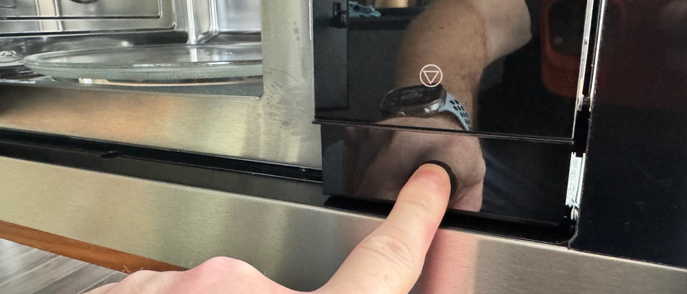 Knopf zum Öffnen der Tür bei der AEG MSB2547D-M