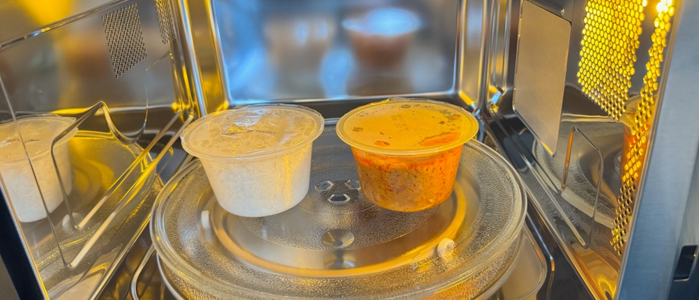 Innenraum der AEG MSB2547D-M mit Fertiggericht