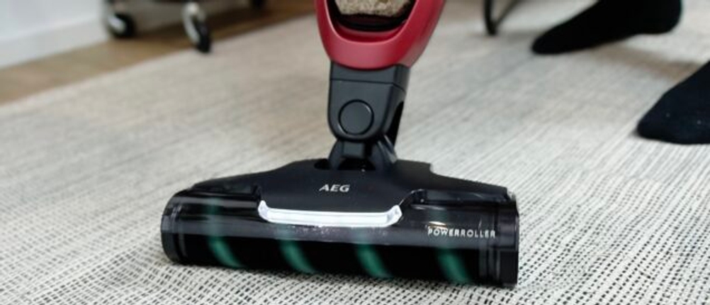 Die Bodendüse des AEG QX7-1ULTAN in Aktion auf einem Teppichboden.