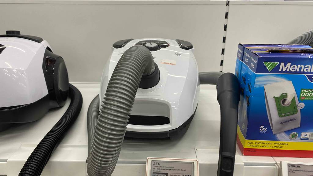 AEG-Staubsauger im Test: Staubsauger steht auf einem Regal.