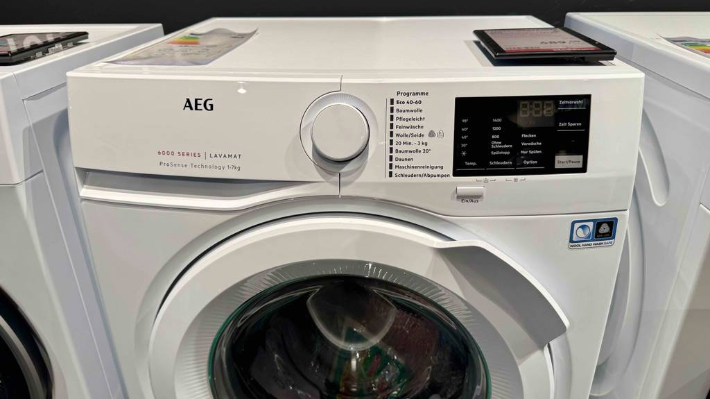Frontansicht des Bedienpanels einer AEG-Waschmaschine 7 kg im Test.