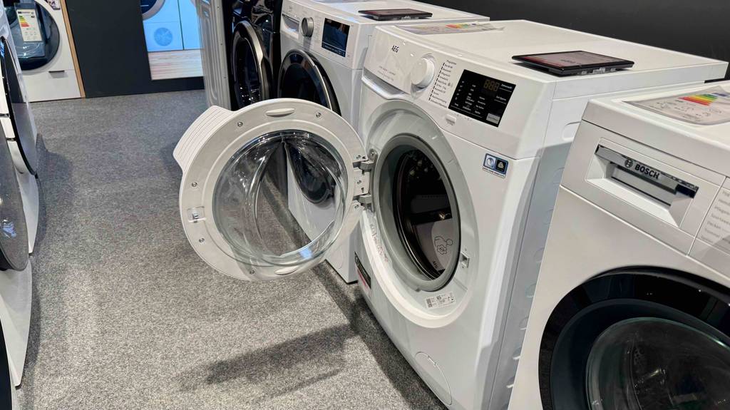 Im Test: Blick von schräg vorn auf eine geöffnete AEG-Waschmaschine 7 kg.
