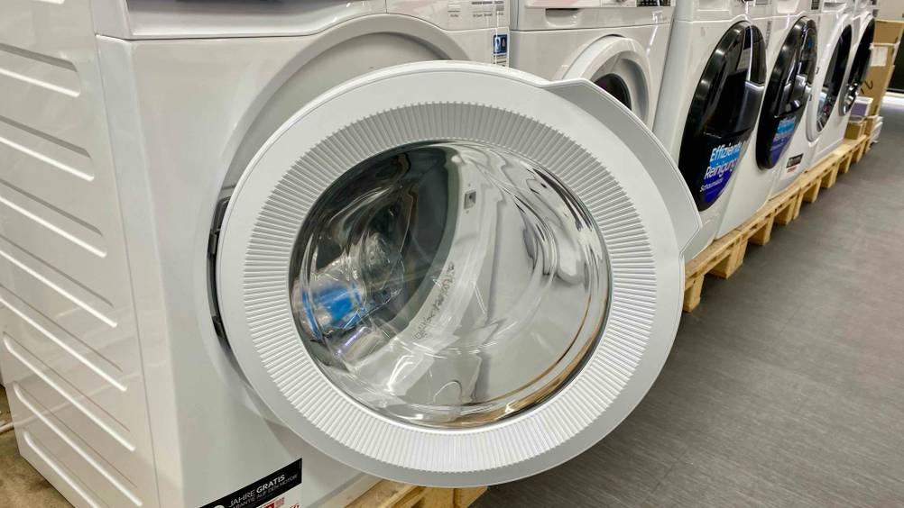 AEG-Waschtrockner im Test: Nahaufnahme der geöffneten Klappe von außen.