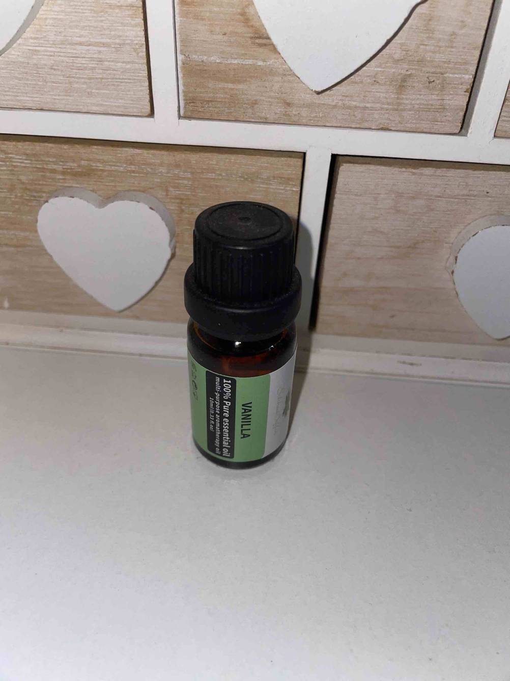 Ein Fläschchen ätherisches Öl in Duftrichtung Vanilla im Test.