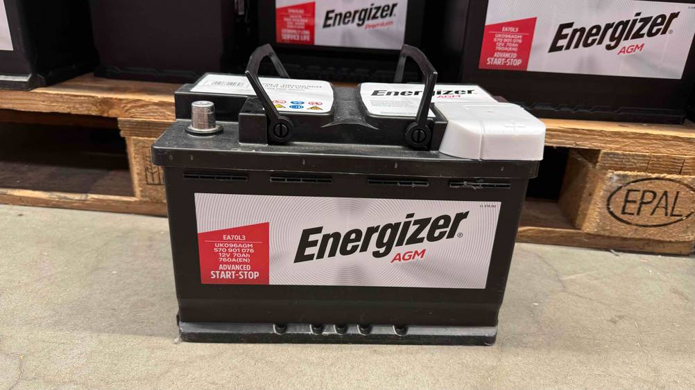 Getestet: Eine AGM-Batterie von vorne vor einer Holzpalette.