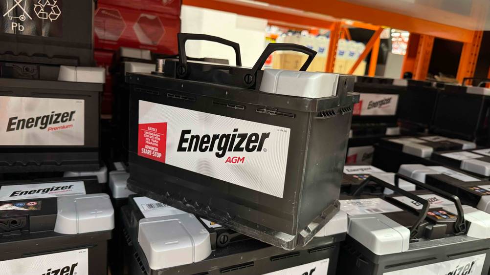Eine getestete AGM-Batterie von schräg scheitlich auf mehreren anderen Batterien stehend.