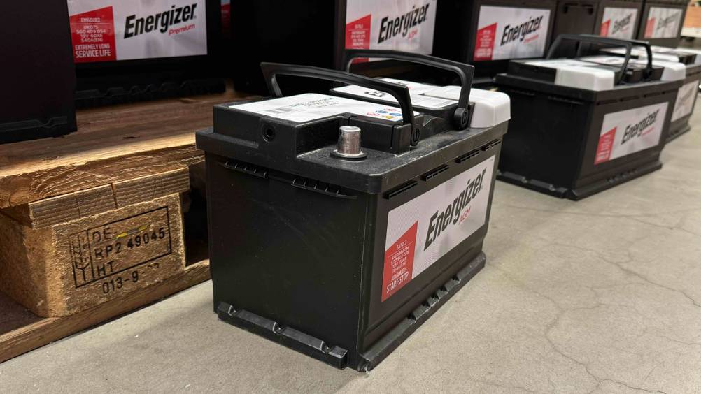 Seitenansicht einer getesteten AGM-Batterie auf einem Betonboden, im Hintergrund weitere Batterien.