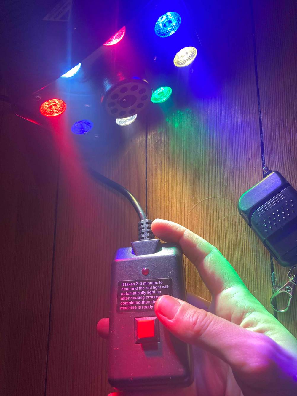 Nebelmaschine-Test: Die Handbedienung zeigt den Hinweis, dass die Maschine erst Warmlaufen muss. 