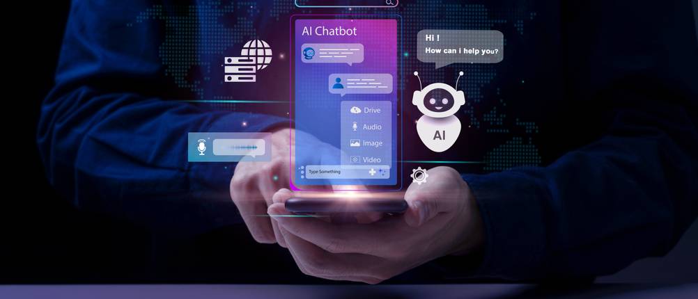KI-Stimmen-Generatoren im Test: Eine Person hält ein Smartphone in der Hand, darauf ist ein KI-Chatbot zu sehen.