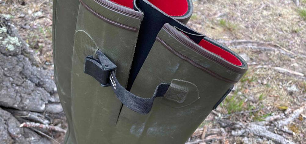 Neopren-Gummistiefel im Test: Nahaufnahme der Einstellvorrichtung zur Erweiterung des Schafts eines grünen Gummistiefels.