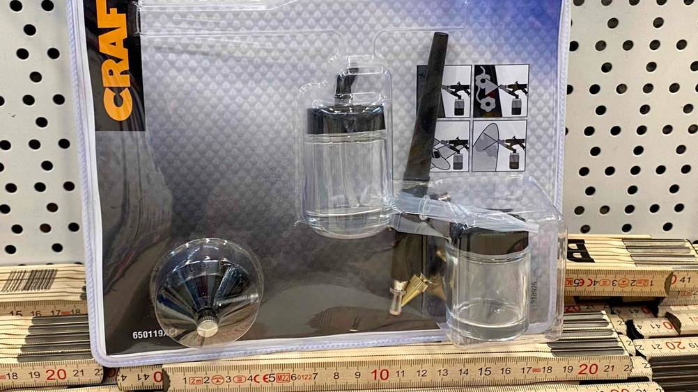 Airbrushpistole im Test: Nahaufnahme des Sets in seiner transparenten Verpackung.