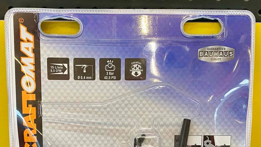 Airbrushpistole getestet: Nahaufnahme der Verpackung mit Infromationen.