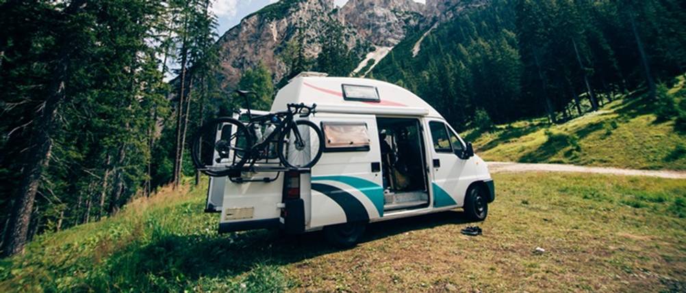Airlineschiene im Test: Ausgebauter Camper-Van mit nachgerüstetem Heckträger