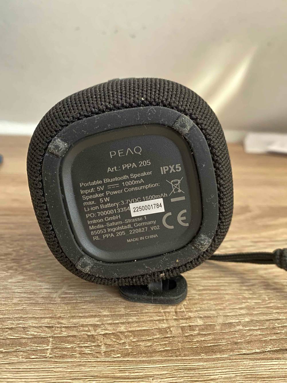 Im Test: Der Boden mit Informationen eines AirPlay-Lautsprechers auf einer Holzfläche liegend.