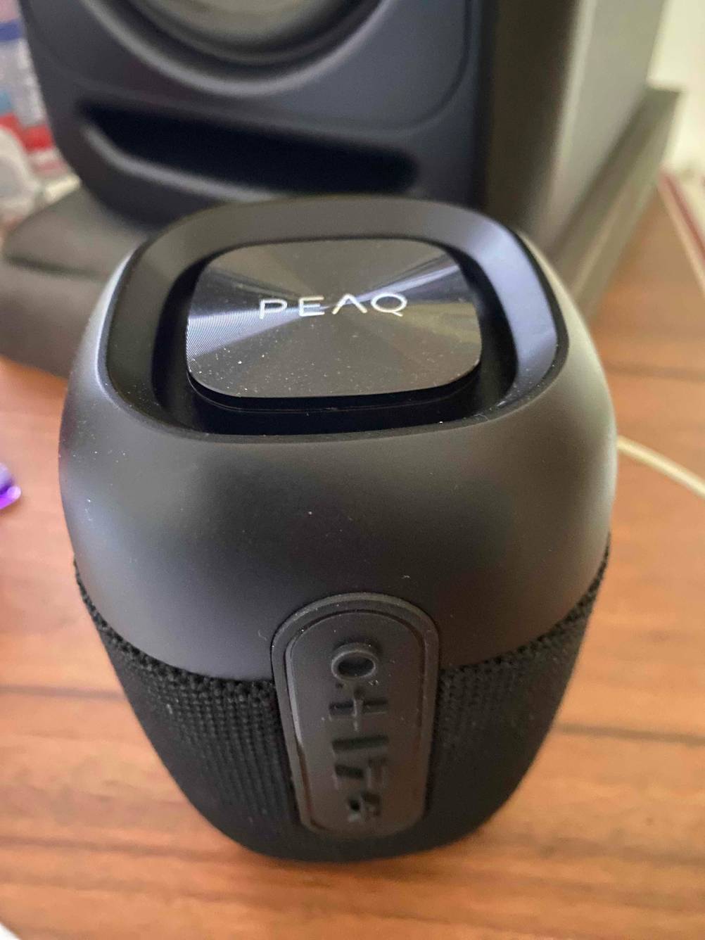 AirPlay-Lautsprecher getestet: Ein Gerät von schräg seitlich mit den Bedienelementen.