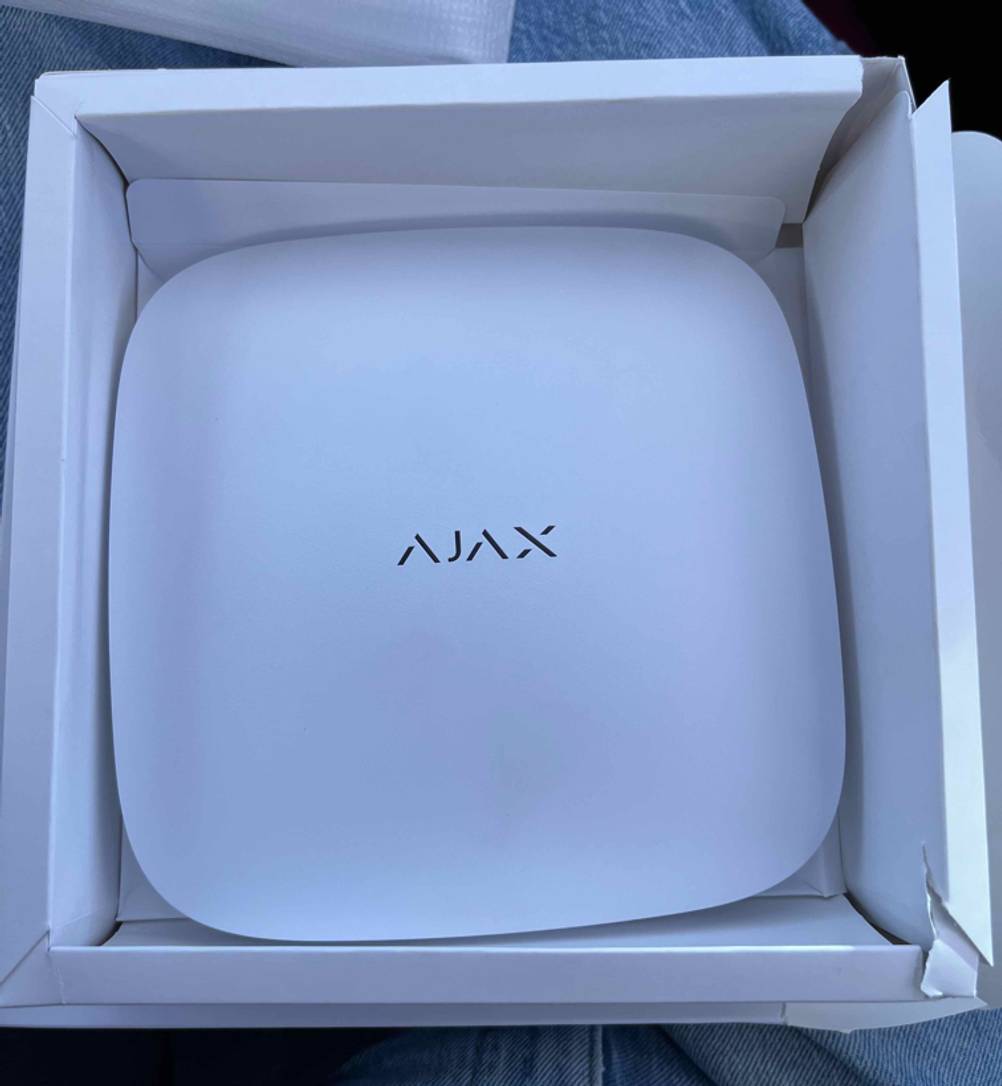 Ajax-Alarmanlage im Test: Gerät liegt in seiner Verpackung.