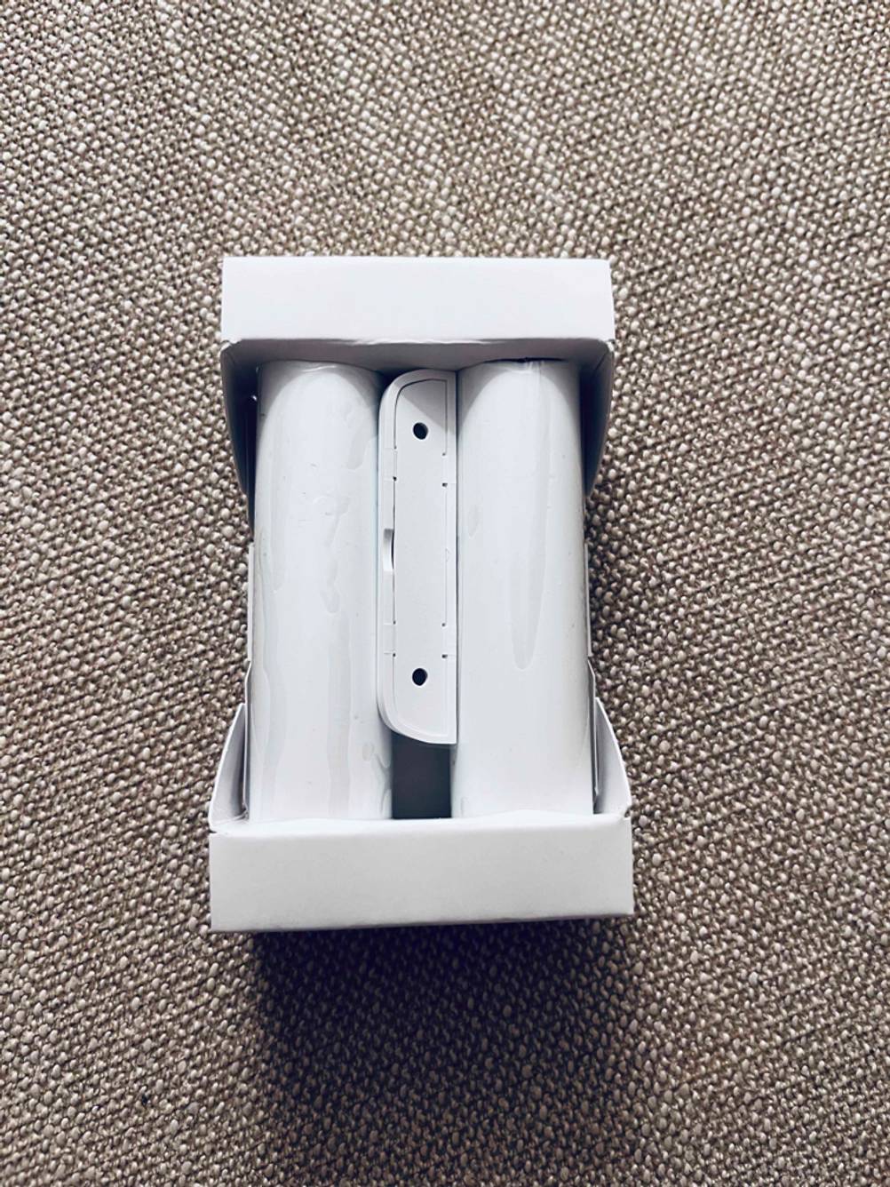 Im Test: Ein Fensteralarm-Set in seiner Verpackung auf einer grauen Stofffläche.