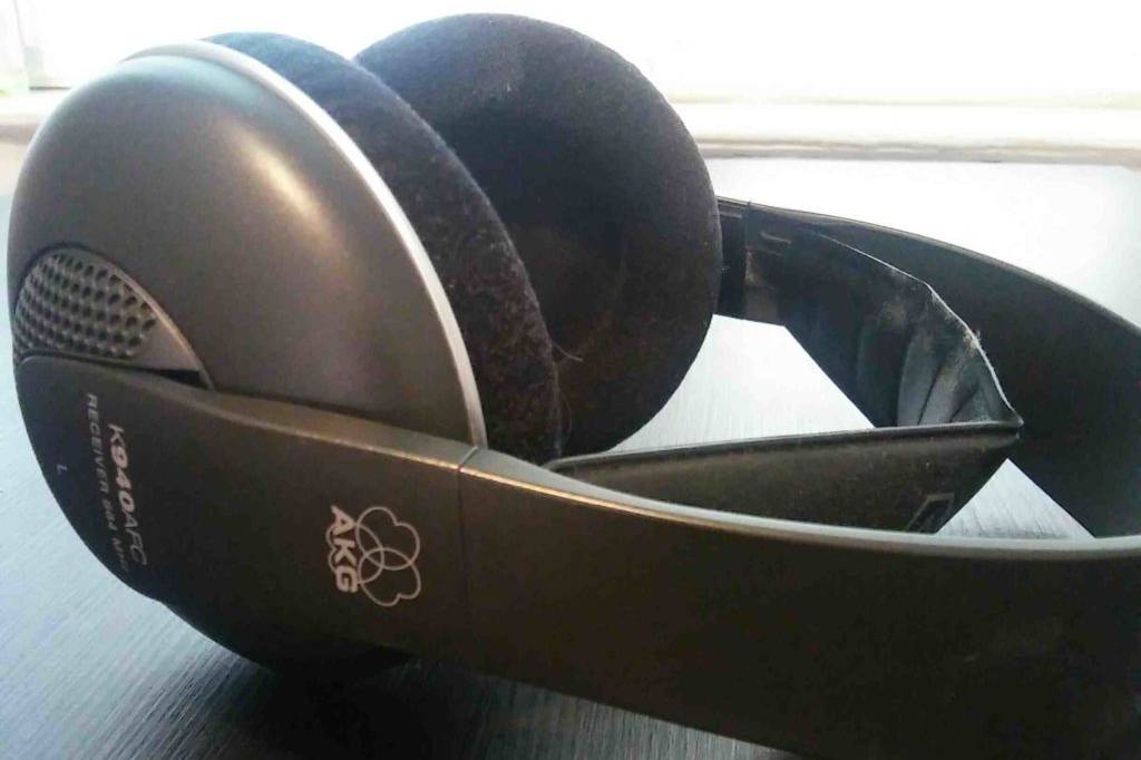 Akg-Kopfhörer im Test: schwarzer Over-Ear-Kopfhörer von AKG liegt auf einer schwarzen Fläche.