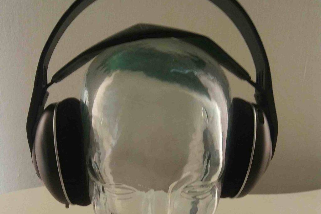 Akg-Kopfhörer getestet: schwarze Over-Ear-Kopfhörer auf einem Gllaskopf.
