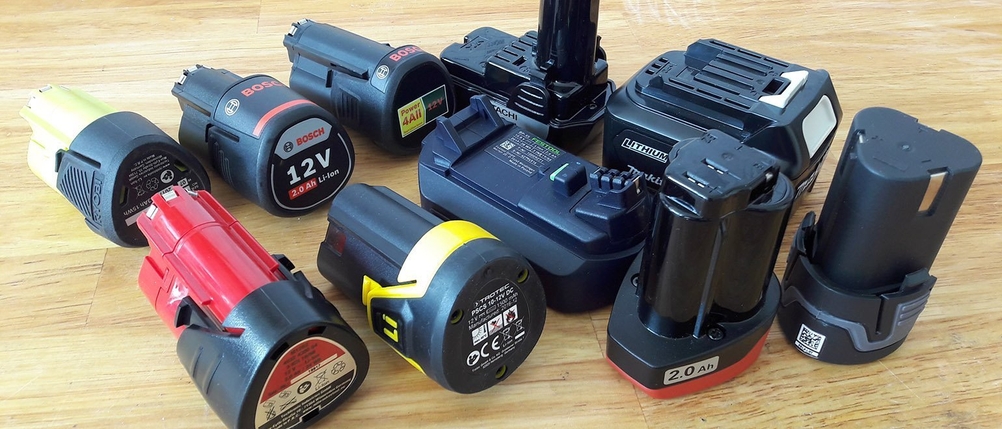 12V Akku für Akkubohrschrauber von verschiedenen Marken.