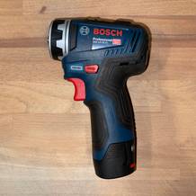 Der Bosch GSR 12V-35 FC zeigt seine kompakte Bauform mit Pistolengriff und integriertem 12-Volt-Akku. Das FlexiClick-System ermöglicht den werkzeuglosen Wechsel verschiedener Aufsätze.