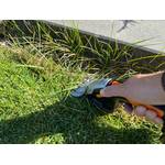 Worx-Akku-Grasschere schneidet Rasen im Garten.