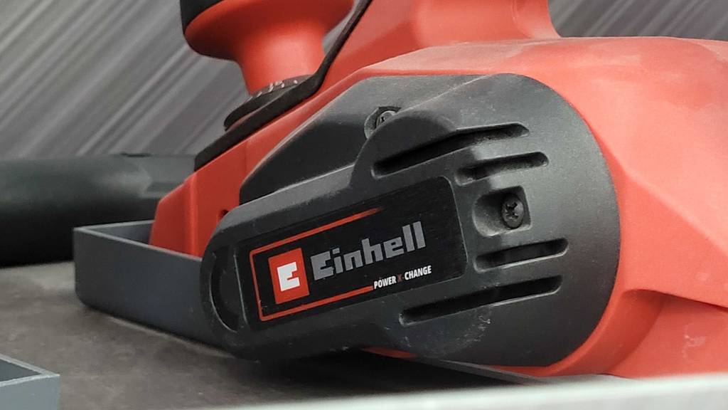 Akku-Hobel im Test: Nahaufnahme des Logos auf der Seite.