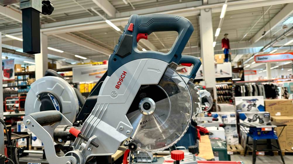 Akku-Kappsäge im Test: Nahaufnahme des Sägeblattes mit Griff von der Seite mit Logo.