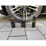 Drei Akku-Kompressoren stehen vor einem Autoreifen