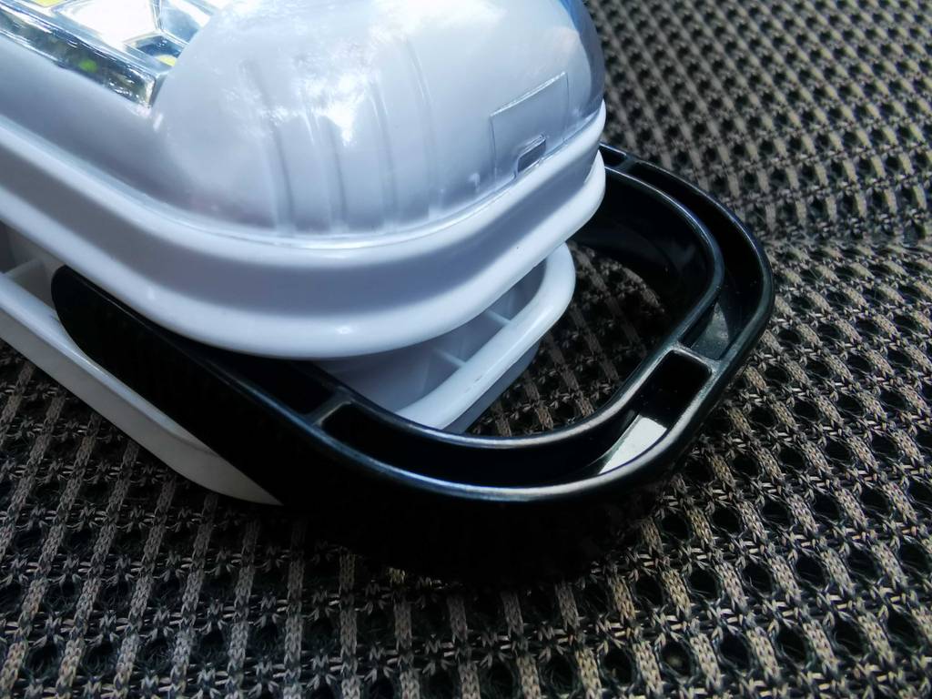Ausschiebbare Aufhängevorrichtung einer getesteten Akku-Lampe.