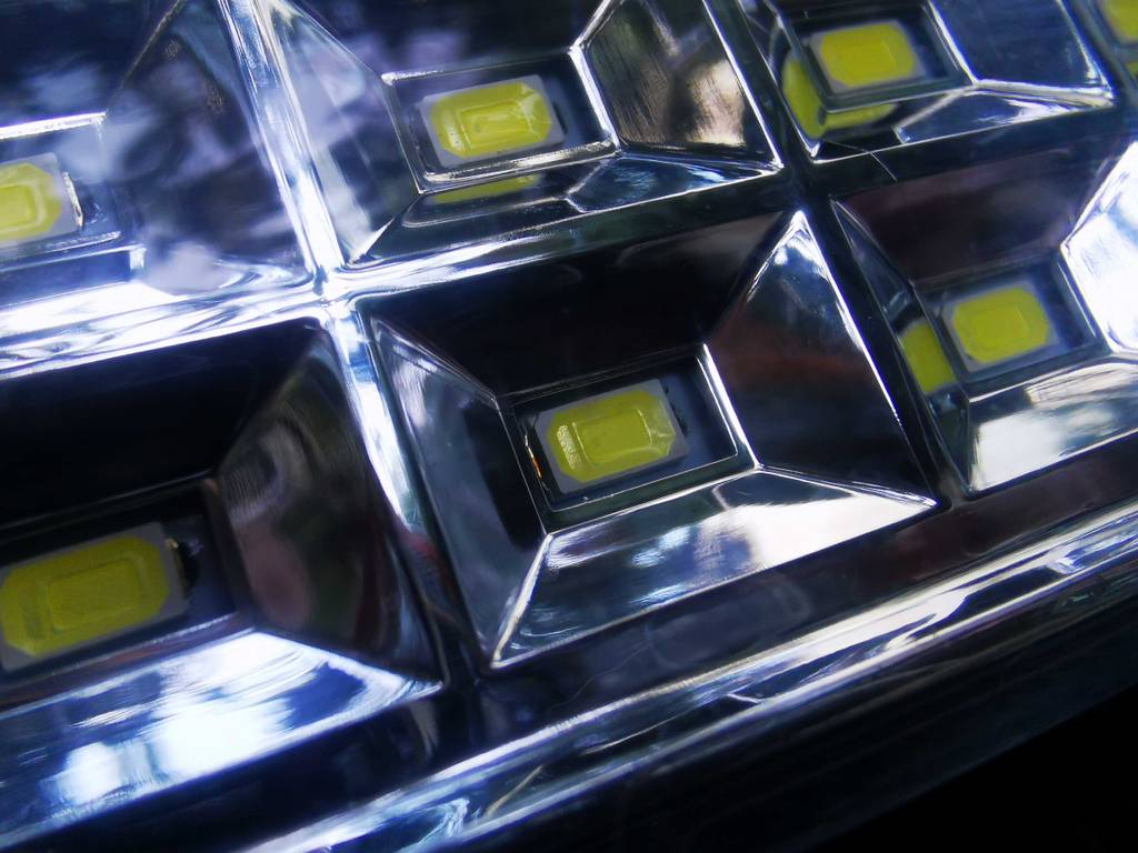 Detailansicht der Leuchtmittel einer Akku-Lampe im Test.