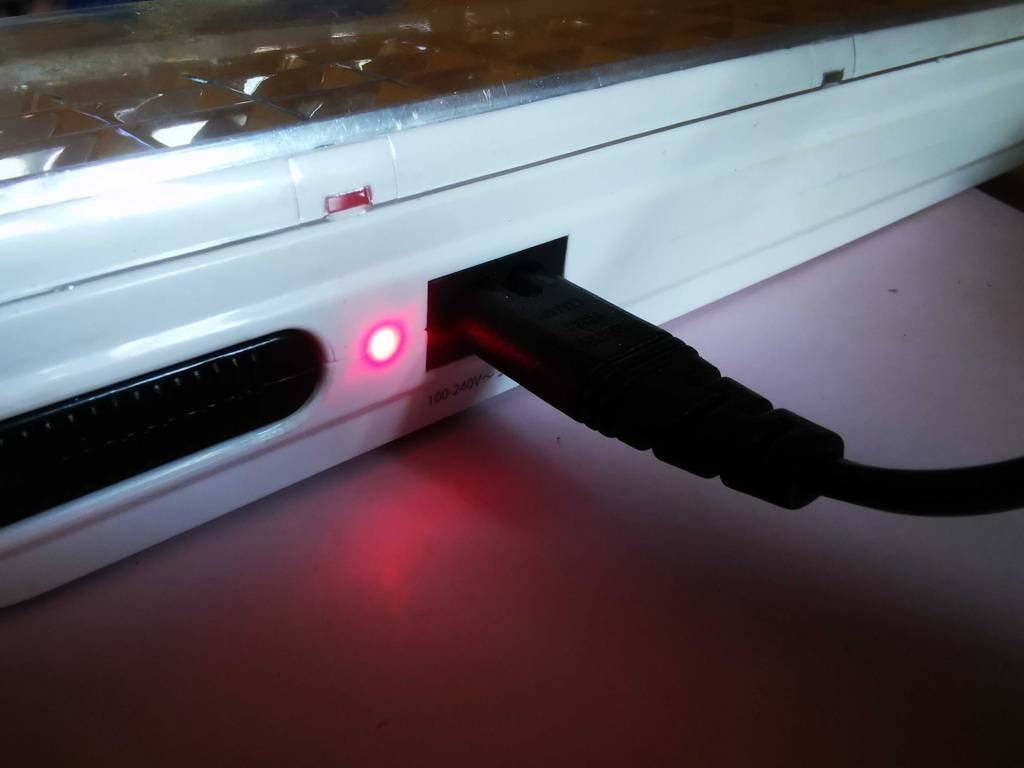 Eine Akku-Lampe wird zum testen gerade geladen.