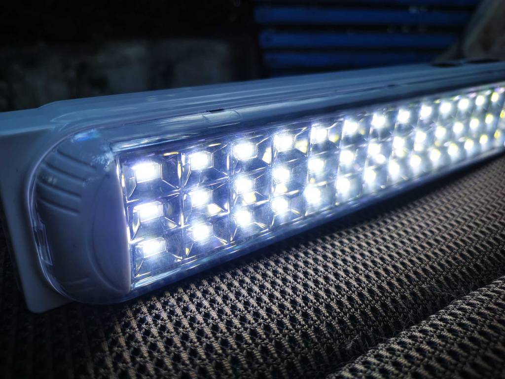 Eine Akku-Lampe im Test leuchtet.