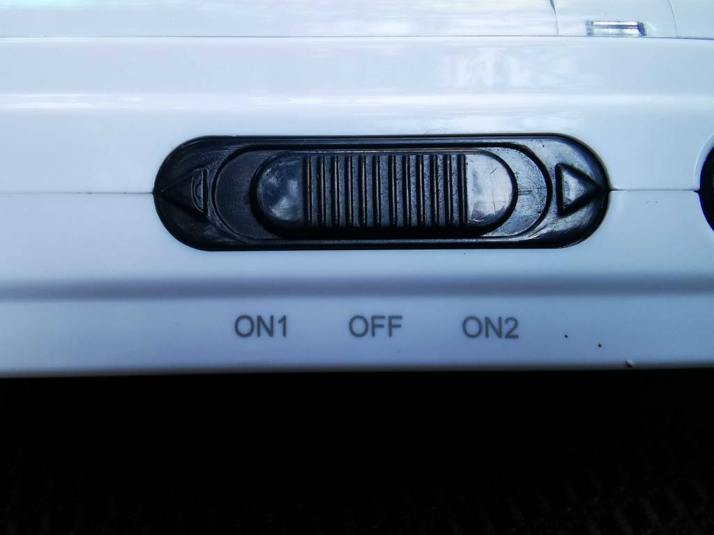 Blick auf den On-Off-Schalter einer getesteten Akku-Lampe.