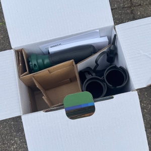 Der getestete Akku-Laubbläser von Bosch im Karton.