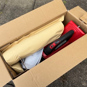 Der getestete Akku-Laubbläser von Einhell im Karton.